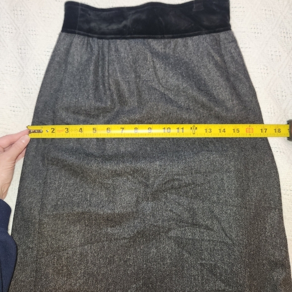 Elegant Gray and Black Wool Women's Valentino Miss V Skirt - Picture 4 of 14